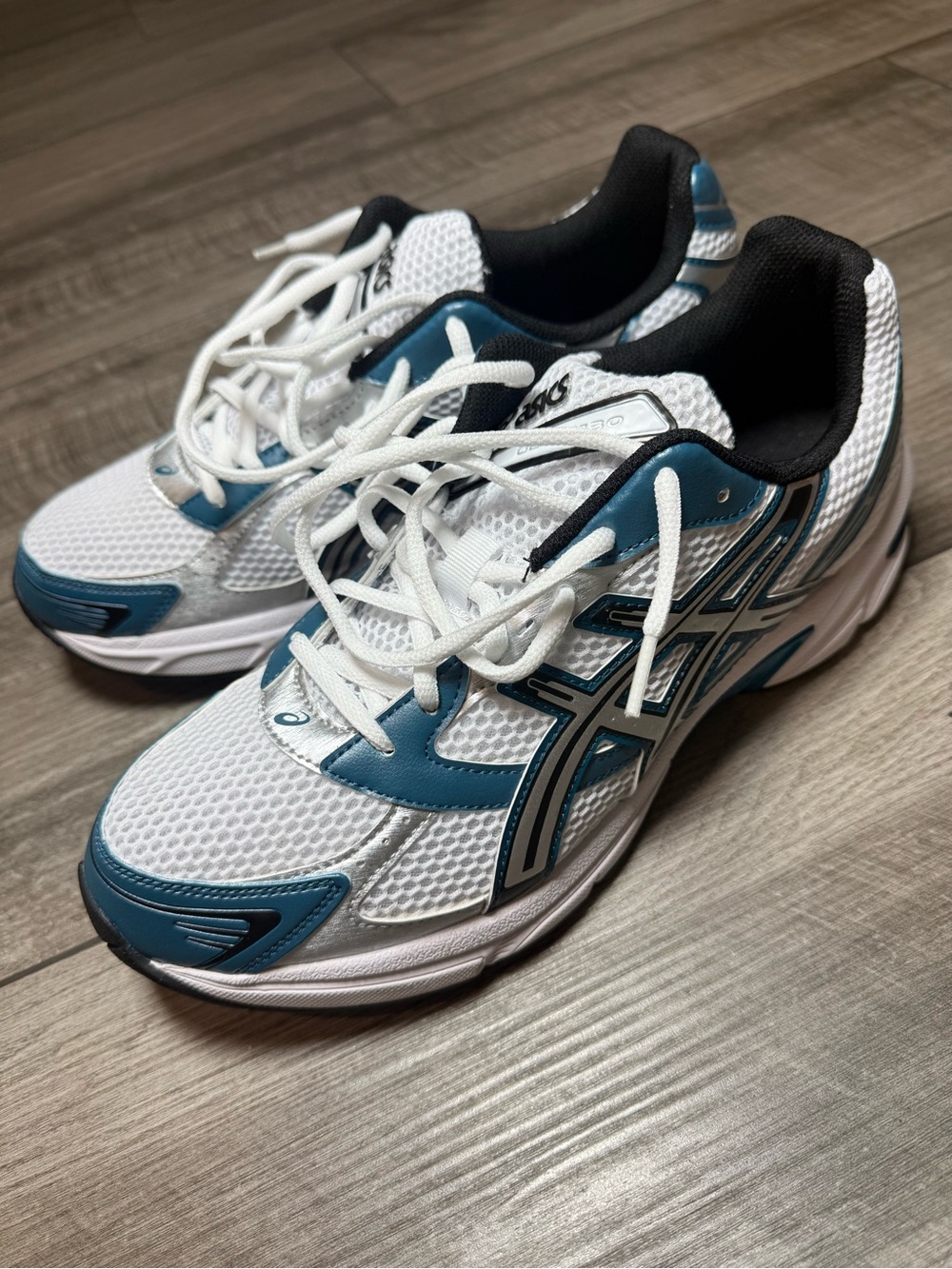 Asics White and Teal Men's Athletic Shoes - Picture 1 of 9